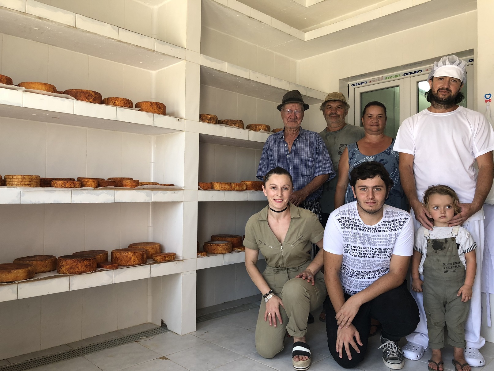 FAMILIA EN EL ALMACÉN DE QUESO