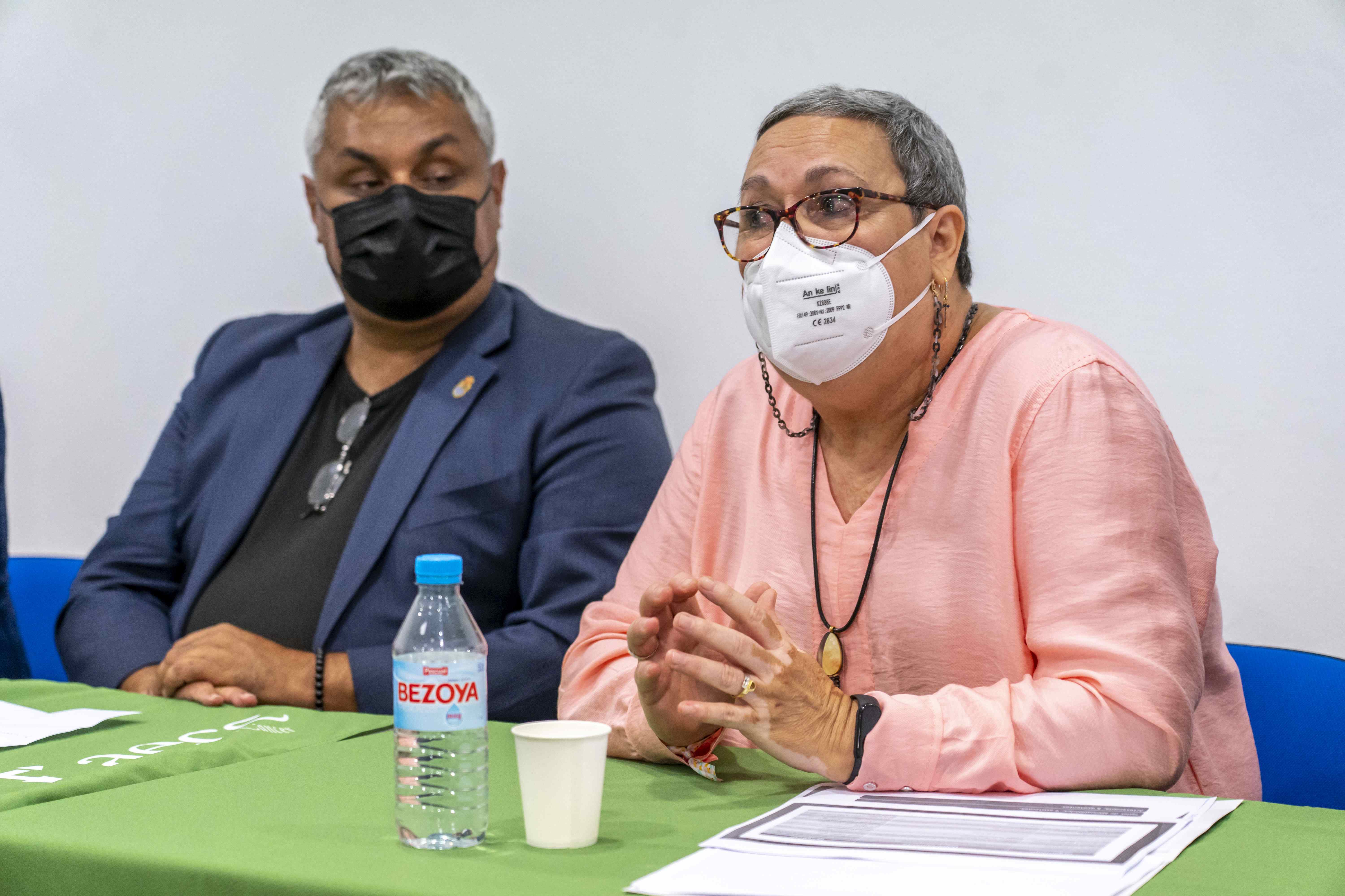 Isabel Laucirica y el alcalde de Puerto del Rosario en un momento de la presentación