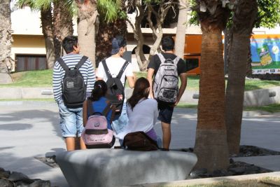 Estudiantes en la Plaza de Antigua