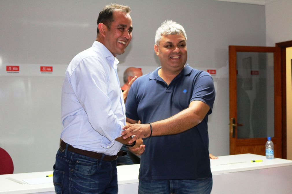 Blas-Acosta-es-felicitado-por-Juan-Jimenez-ante-los-resultados-obtenidos-en-las-Primarias-a-Secretario-General.