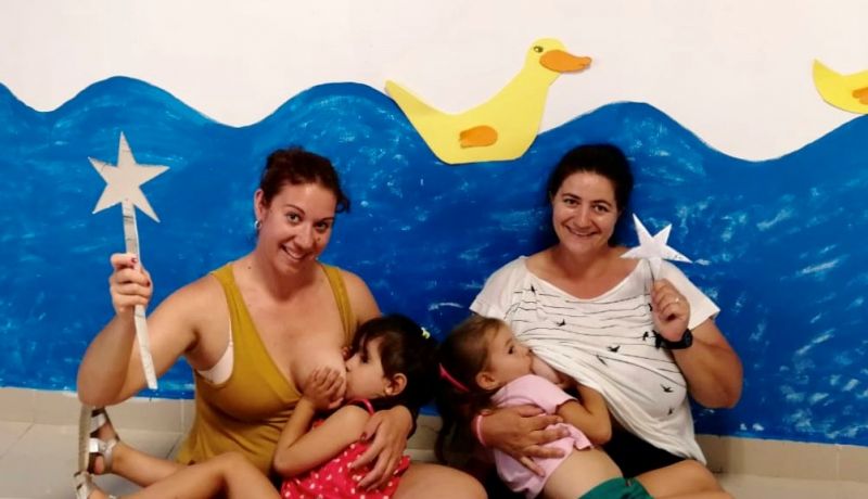Lactancia-Madres con  sus bebés durante el acto en el CS de Morro Jable