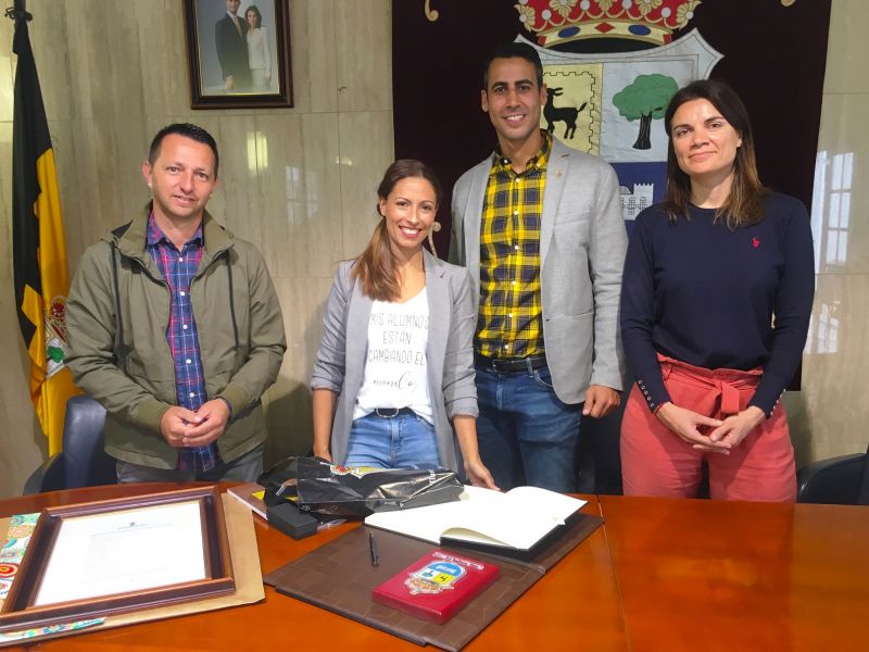 Recibimiento Loida Gzlez, mejor docente españa