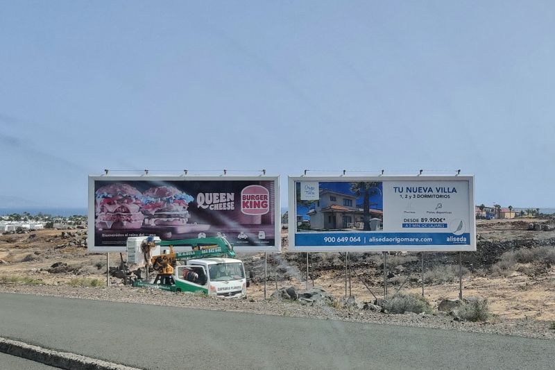 Vallas gigantes de publicidad exterior en Corralejo