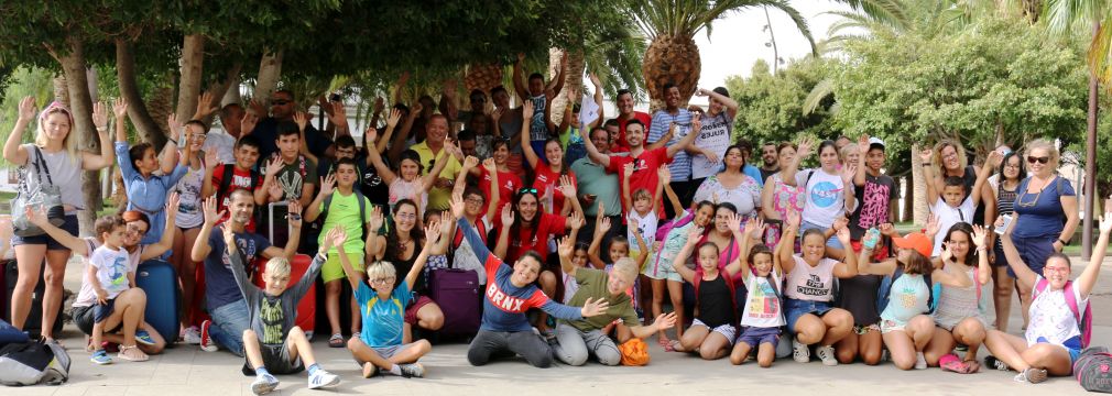 el-alcalde-de-Antigua-con-los-jovenes-inscritos-en-el-campamento-de-pozo-negro