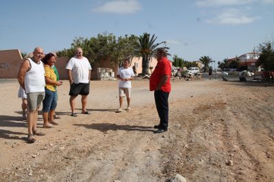 concejales y vecinos visitan el solar limpio de residuos y basura