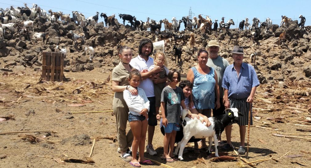 FAMILIA EN EL EXTERIOR DE LA QUESERÍA