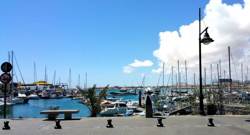 Revista Mi Pueblo-Muelle de Corralejo-Foto de archivo