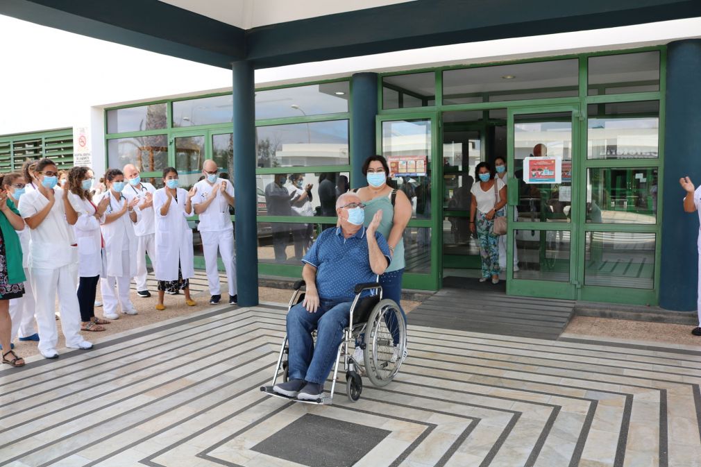 Hospital- paciente COVID-19 de Lanzarote recibe el alta