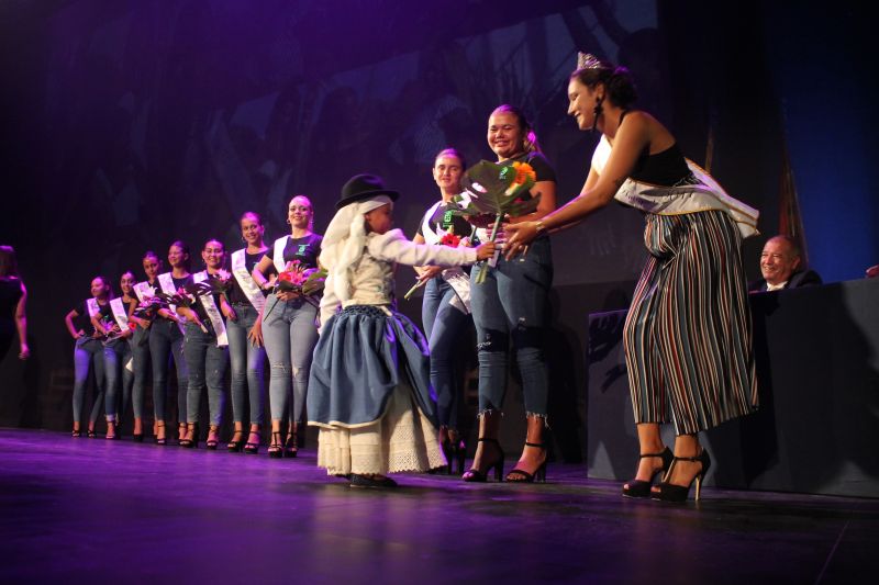 Miss Antigua 2018. Presentacion candidatas junto a Miss Antigua 2017