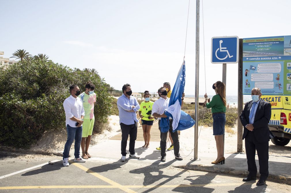 IZADO DE BANDERAS AZULES- PLAYAS DE LA OLIVA