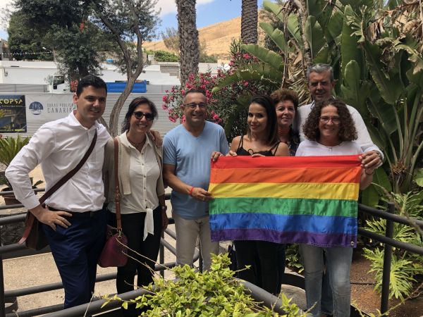 Pájara muestra la bandera multicolor por el Día Internacional del Orgullo LGTBI