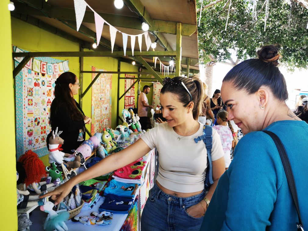 La ventolera no frena las ventas ni la asistencia para regalar artesanía por Navidad