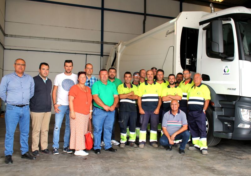 Alcalde y concejales durante una visita realizada a la empresa de recogida de residuos organicos